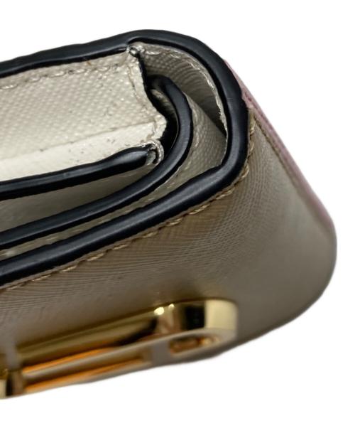 MARC JACOBS（マークジェイコブス）MARC JACOBS (マークジェイコブス) スナップショットコンパクトウォレット ベージュの古着・服飾アイテム