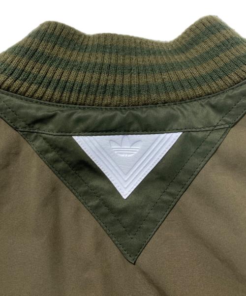 adidas（アディダス）adidas (アディダス) WHITE MOUNTAINEERING (ホワイトマウンテ二アニング) ブルゾンジャケット オリーブ サイズ:Lの古着・服飾アイテム