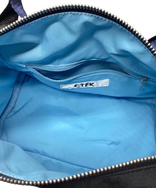CTFK（コントロールフリーク）CTFK (コントロールフリーク) ミリタリーチャームボストンバッグ ブラックの古着・服飾アイテム