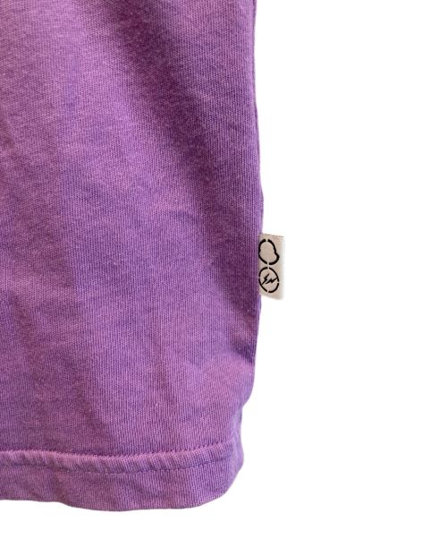 MONCLER（モンクレール）MONCLER (モンクレール) FRAGMENT DESIGN (フラグメントデザイン) fragment design staffロゴ クルーネック Tシャツ パープル サイズ:Lの古着・服飾アイテム