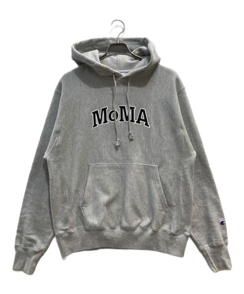 Champion REVERSE WEAVE（チャンピオン リバース ウィーブ）Champion REVERSE WEAVE (チャンピオン リバース ウィーブ) MoMA (モマ) ロゴプルオーバーパーカー グレー サイズ:Mの古着・服飾アイテム