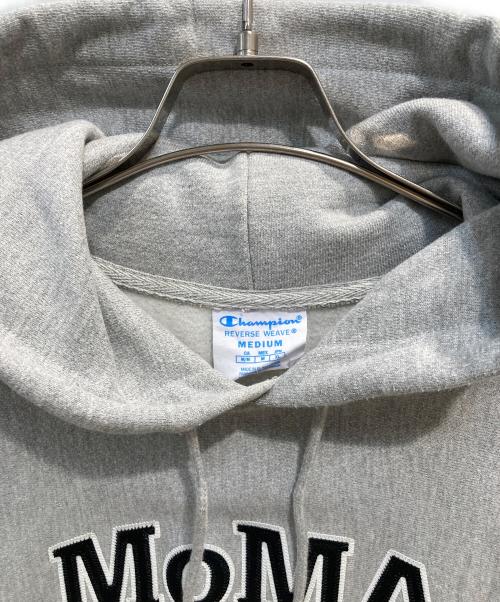 Champion REVERSE WEAVE（チャンピオン リバース ウィーブ）Champion REVERSE WEAVE (チャンピオン リバース ウィーブ) MoMA (モマ) ロゴプルオーバーパーカー グレー サイズ:Mの古着・服飾アイテム