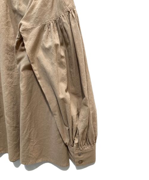 Whim Gazette（ウィムガゼット）Whim Gazette (ウィムガゼット) バンドカラープルオーバーブラウス ベージュ サイズ:F 未使用品の古着・服飾アイテム