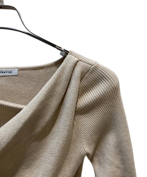FRAY ID（フレイ アイディー）FRAY ID (フレイ アイディー) アシメタックドレープデコルテリブニット ベージュ サイズ:Fの古着・服飾アイテム