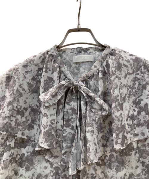 CELFORD（セルフォード）CELFORD (セルフォード) デジタルフラワープリントブラウス ライトグレー サイズ:36の古着・服飾アイテム