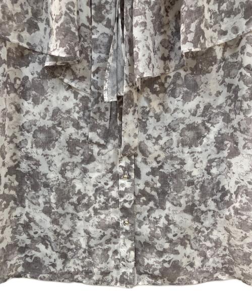CELFORD（セルフォード）CELFORD (セルフォード) デジタルフラワープリントブラウス ライトグレー サイズ:36の古着・服飾アイテム