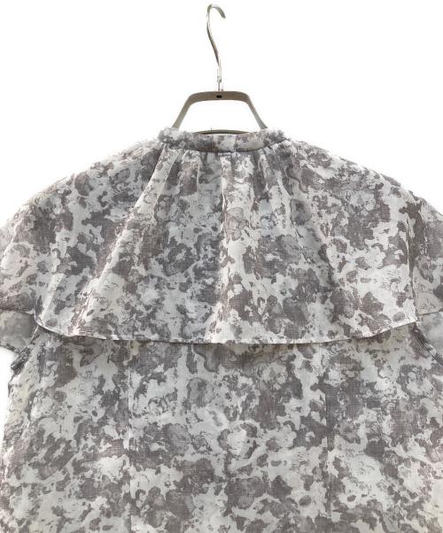 CELFORD（セルフォード）CELFORD (セルフォード) デジタルフラワープリントブラウス ライトグレー サイズ:36の古着・服飾アイテム