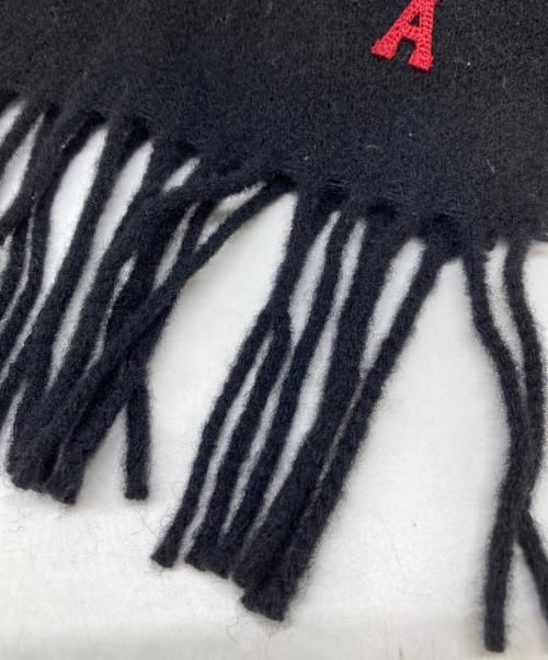 AMI Alexandre Mattiussi（アミアレクサンドルマテュッシ）AMI Alexandre Mattiussi (アミアレクサンドルマテュッシ) スモールロゴワッペンマフラー ブラックの古着・服飾アイテム