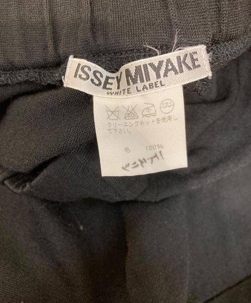 ISSEY MIYAKE WHITE LABEL（イッセイミヤケホワイトレーベル）ISSEY MIYAKE WHITE LABEL (イッセイミヤケホワイトレーベル) スカート ブラック サイズ:2の古着・服飾アイテム