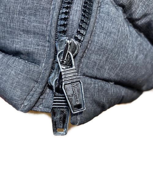 MONCLER（モンクレール）MONCLER (モンクレール) WHITE MOUNTAINEERING (ホワイトマウンテ二アニング) CATOBLEP ダウンジャケット グレーの古着・服飾アイテム