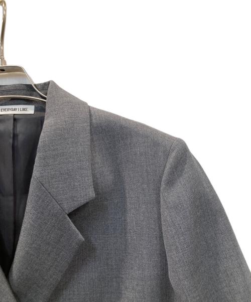 EVERYDAY I LIKE.（エヴリデイ アイ ライク）EVERYDAY I LIKE. (エヴリデイ アイ ライク) Wクロス Essential ジャケット グレー サイズ:36の古着・服飾アイテム
