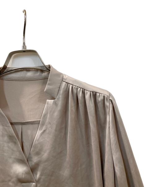 anuans（アニュアンス）anuans (アニュアンス) スキッパーネックフロントギャザーブラウス ベージュ サイズ:Freeの古着・服飾アイテム