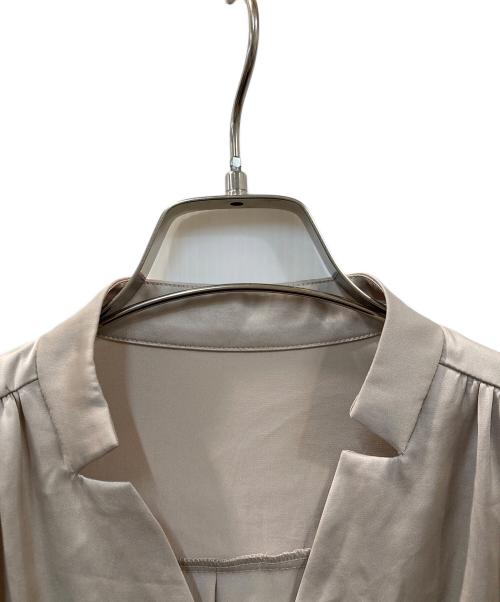 anuans（アニュアンス）anuans (アニュアンス) スキッパーネックフロントギャザーブラウス ベージュ サイズ:Freeの古着・服飾アイテム