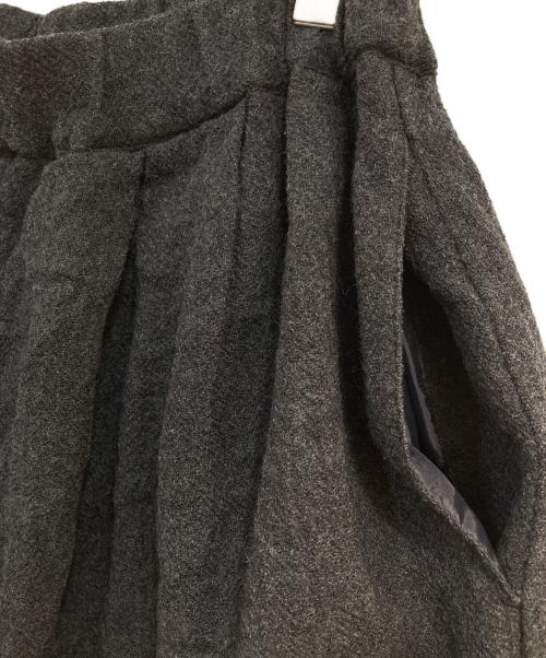 tumugu（ツムグ）tumugu (ツムグ) ウールガーゼ縮絨加工 ギャザーパンツ グレー サイズ:F 未使用品の古着・服飾アイテム