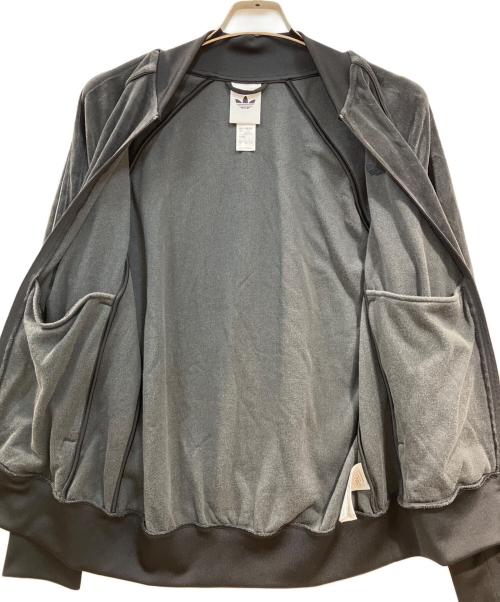 adidas（アディダス）adidas (アディダス) SST アディカラー ベロア トラックトップ グレー×ブラック サイズ:XLの古着・服飾アイテム