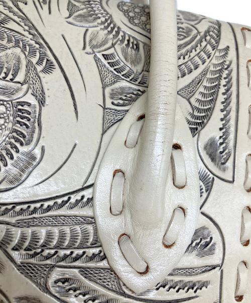 Carving Tribes（カービングトライブス）CARVING TRIBES (カービングトライブス) 2WAYバッグ ホワイトの古着・服飾アイテム