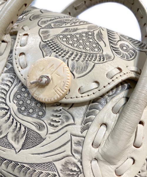Carving Tribes（カービングトライブス）CARVING TRIBES (カービングトライブス) 2WAYバッグ ホワイトの古着・服飾アイテム