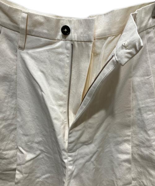CAMIEL FORTGENS（カミエルフォートヘンス）CAMIEL FORTGENS (カミエルフォートヘンス) SUIT PANTS ツータックパンツ アイボリー サイズ:Mの古着・服飾アイテム