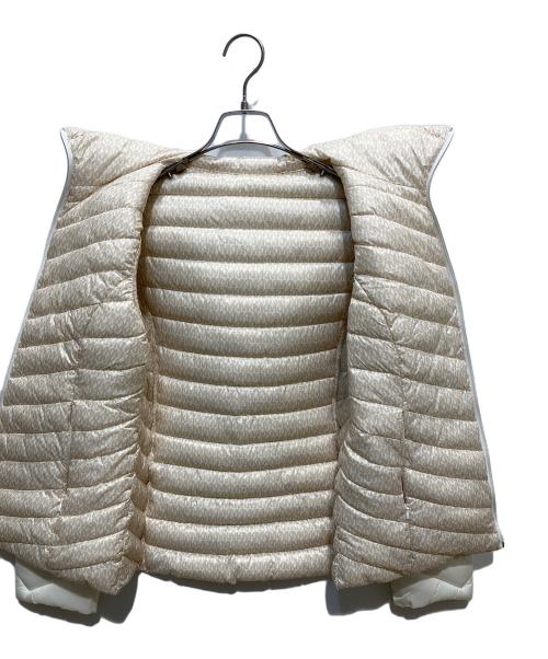 MICHAEL KORS（マイケルコース）MICHAEL KORS (マイケルコース) Chevron Logo Print Quilted Nylon Reversible Jacket ホワイト サイズ:XSの古着・服飾アイテム