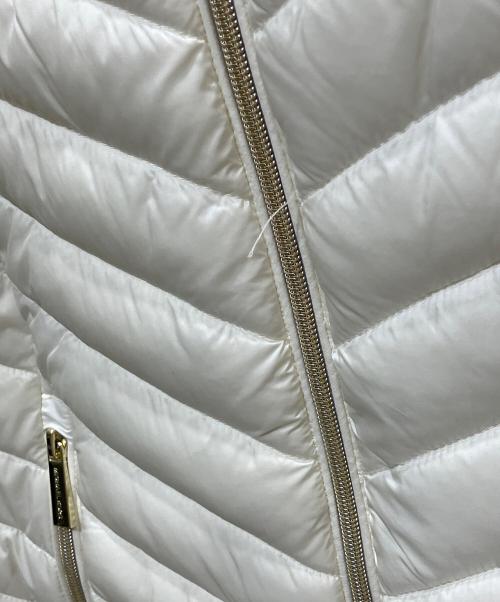 MICHAEL KORS（マイケルコース）MICHAEL KORS (マイケルコース) Chevron Logo Print Quilted Nylon Reversible Jacket ホワイト サイズ:XSの古着・服飾アイテム