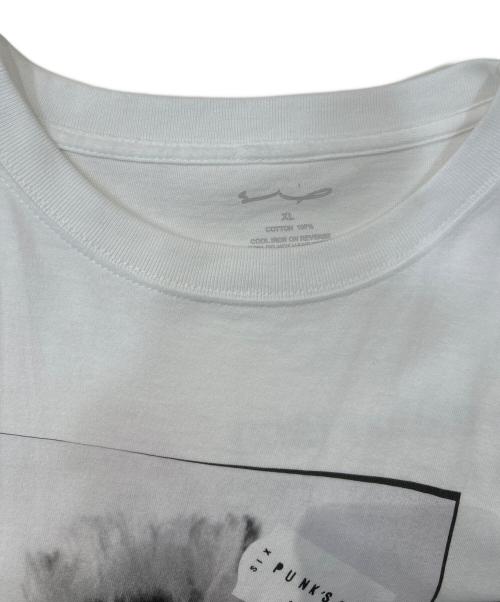 AKA SIX SIMON BARKER（エーケーエーシックスバイサイモンバーカー）AKA SIX SIMON BARKER (エーケーエーシックスバイサイモンバーカー) バンドTシャツ / PUNK'S DEAD / パンクス デッド ホワイト サイズ:SIZE XLの古着・服飾アイテム