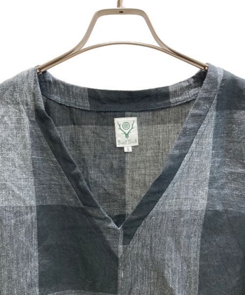 South2 West8（サウスツー ウエストエイト）South2 West8 (サウスツー ウエストエイト) String V Neck Shirt - Linen Block Plaid ブラック サイズ:Sの古着・服飾アイテム