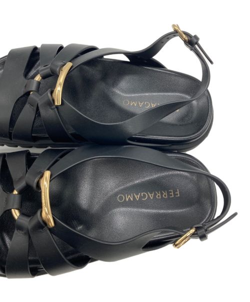 Ferragamo（フェラガモ）Ferragamo (フェラガモ) ガンチーニストラップサンダル ブラック サイズ:6の古着・服飾アイテム