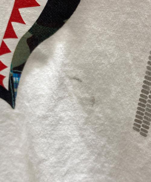 A BATHING APE（ア ベイシング エイプ）A BATHING APE (ア ベイシング エイプ) シャークプリントTシャツ ホワイト サイズ:Lの古着・服飾アイテム