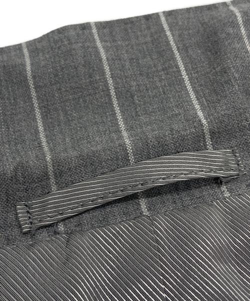 ERMENEGILDO ZEGNA（エルメネジルド・ゼニア）ERMENEGILDO ZEGNA (エルメネジルド・ゼニア) ストライプセットアップ グレー サイズ:SIZE 42の古着・服飾アイテム