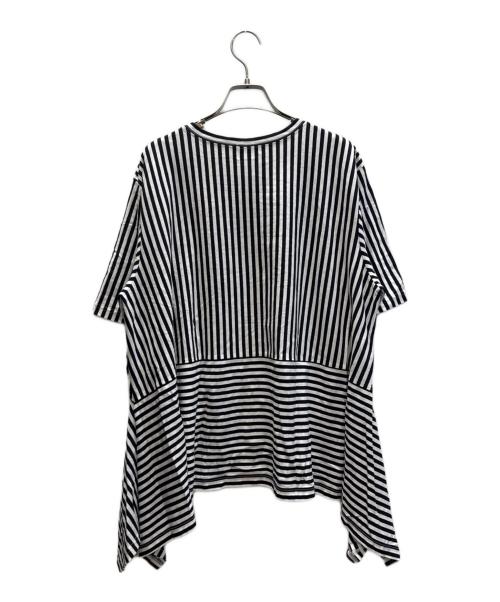 C+（シー）C+ (シー) ボーダーデザイントップス ホワイト×ブラック サイズ:SIZE 38 未使用品の古着・服飾アイテム