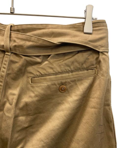 COMOLI（コモリ）COMOLI (コモリ) ベルテッドチノパンツ ブラウン サイズ:SIZE 40の古着・服飾アイテム