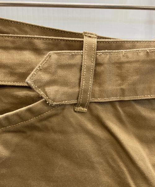 COMOLI（コモリ）COMOLI (コモリ) ベルテッドチノパンツ ブラウン サイズ:SIZE 40の古着・服飾アイテム