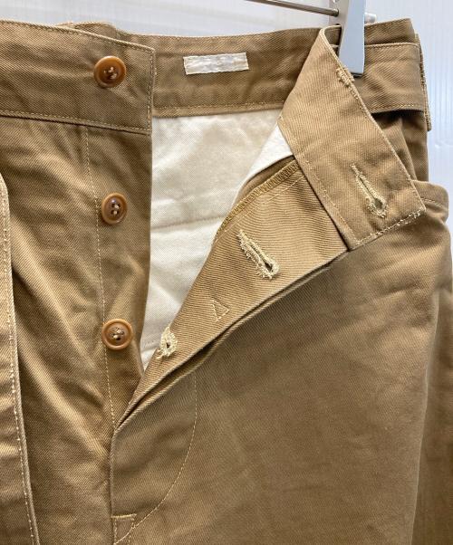 COMOLI（コモリ）COMOLI (コモリ) ベルテッドチノパンツ ブラウン サイズ:SIZE 40の古着・服飾アイテム