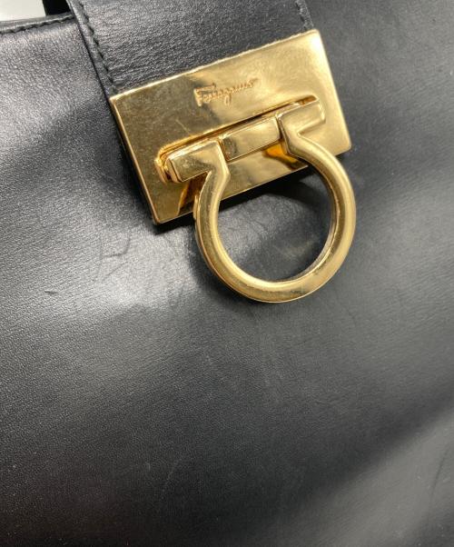 Salvatore Ferragamo（サルヴァトーレ フェラガモ）Salvatore Ferragamo (サルヴァトーレ フェラガモ) 型押しスモールトートバッグ ブラックの古着・服飾アイテム
