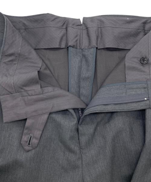 Unlikely（アンライクリー）Unlikely (アンライクリー) Back Strap Plain Front Trousers グレー サイズ:Mの古着・服飾アイテム