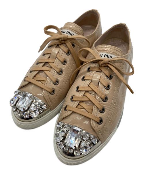 MIU MIU（ミュウミュウ）MIU MIU (ミュウミュウ) パテントレザービジュースニーカー ベージュ サイズ:SIZE 37の古着・服飾アイテム