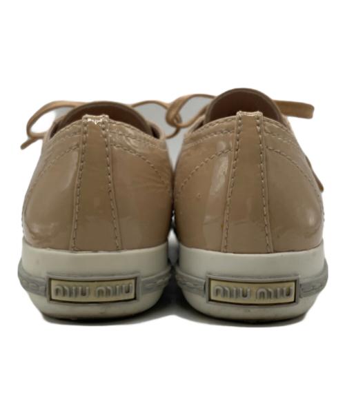 MIU MIU（ミュウミュウ）MIU MIU (ミュウミュウ) パテントレザービジュースニーカー ベージュ サイズ:SIZE 37の古着・服飾アイテム
