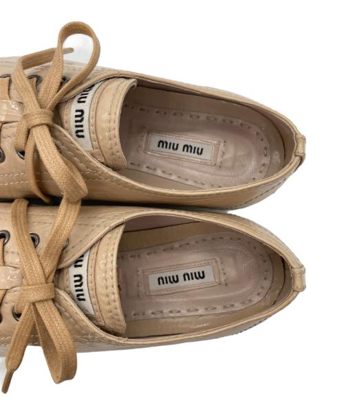 MIU MIU（ミュウミュウ）MIU MIU (ミュウミュウ) パテントレザービジュースニーカー ベージュ サイズ:SIZE 37の古着・服飾アイテム
