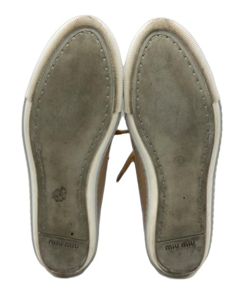 MIU MIU（ミュウミュウ）MIU MIU (ミュウミュウ) パテントレザービジュースニーカー ベージュ サイズ:SIZE 37の古着・服飾アイテム
