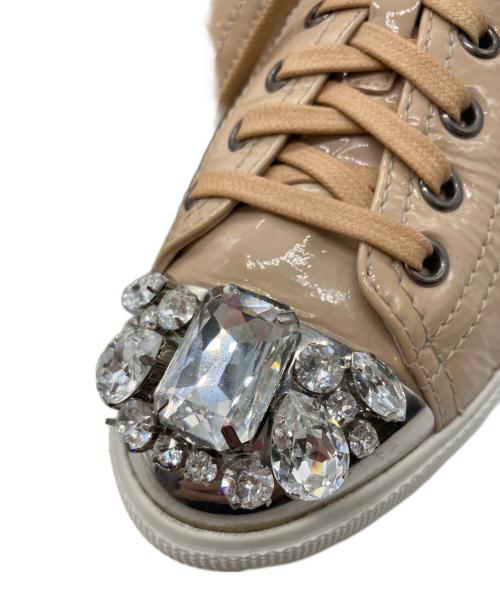 MIU MIU（ミュウミュウ）MIU MIU (ミュウミュウ) パテントレザービジュースニーカー ベージュ サイズ:SIZE 37の古着・服飾アイテム