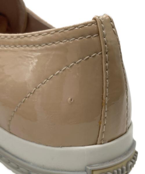 MIU MIU（ミュウミュウ）MIU MIU (ミュウミュウ) パテントレザービジュースニーカー ベージュ サイズ:SIZE 37の古着・服飾アイテム