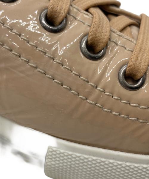 MIU MIU（ミュウミュウ）MIU MIU (ミュウミュウ) パテントレザービジュースニーカー ベージュ サイズ:SIZE 37の古着・服飾アイテム