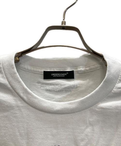 UNDERCOVER（アンダーカバー）UNDERCOVER (アンダーカバー) MY NAME IS ALFRED HITCHCOCK TEE ホワイト サイズ:SIZE XLの古着・服飾アイテム