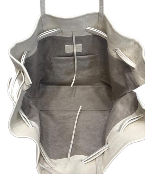 MARY AL TERNA（メアリオルターナ）MARY AL TERNA (メアリオルターナ) WRAPPING トートバッグ アイボリーの古着・服飾アイテム