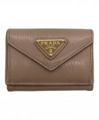 PRADAプラダ）の古着「サフィアーノトライアングル コンパクトウォレット（SAFFIANO TRIANG）」｜ベージュピンク