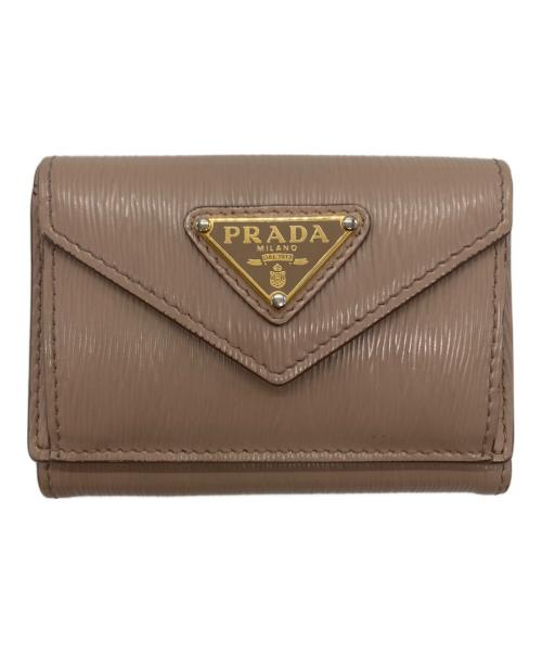 PRADA（プラダ）PRADA (プラダ) サフィアーノトライアングル コンパクトウォレット（SAFFIANO TRIANG） ベージュピンクの古着・服飾アイテム