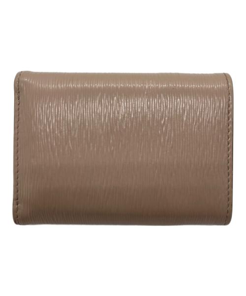 PRADA（プラダ）PRADA (プラダ) サフィアーノトライアングル コンパクトウォレット（SAFFIANO TRIANG） ベージュピンクの古着・服飾アイテム