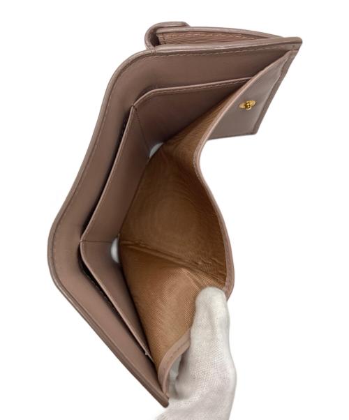 PRADA（プラダ）PRADA (プラダ) サフィアーノトライアングル コンパクトウォレット（SAFFIANO TRIANG） ベージュピンクの古着・服飾アイテム