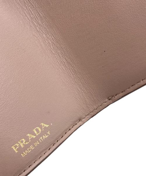 PRADA（プラダ）PRADA (プラダ) サフィアーノトライアングル コンパクトウォレット（SAFFIANO TRIANG） ベージュピンクの古着・服飾アイテム