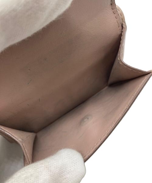 PRADA（プラダ）PRADA (プラダ) サフィアーノトライアングル コンパクトウォレット（SAFFIANO TRIANG） ベージュピンクの古着・服飾アイテム